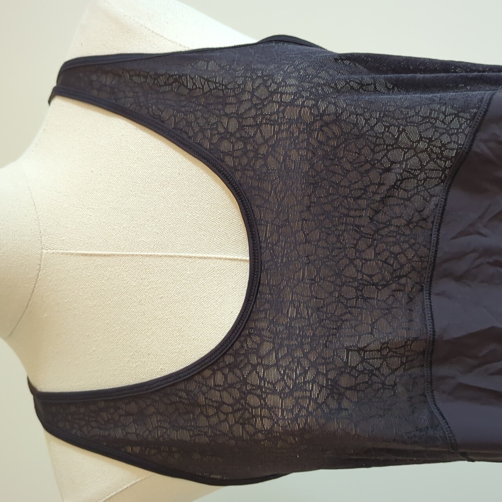 NWT Lululemon size 6 black twist and train tank